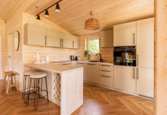 Moderne Scandinavische keuken in hout bij Forresthouse Scandi in Wilsumer Berge, Duitsland.