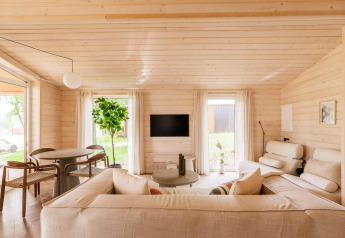 Licht en modern salon in Forresthouse Scandi bij Wilsumer Berge, Duitsland, met Scandinavisch ontwerp.