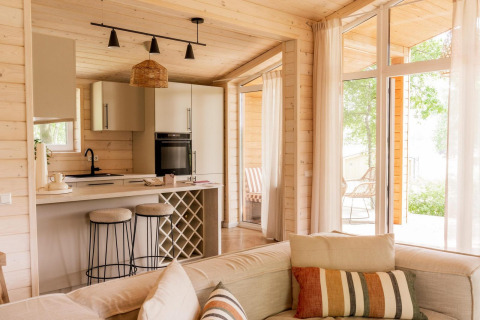 Cocina y sala moderna y luminosa en la cabaña Forresthouse Scandi en Wilsumer Berge, Alemania.
