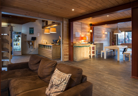 Recepción y zona de descanso en Les chalets Huttopia de Bourg-St-Maurice, Auvernia-Ródano-Alpes, Francia.