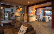 Reception e area lounge a Les chalets Huttopia de Bourg-St-Maurice in Alvernia-Rodano-Alpi, Francia.