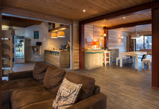 Reception and lounge area at Les chalets Huttopia de Bourg-St-Maurice holiday park in Auvergne-Rhône-Alpes, France.