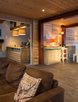 Recepción y zona de descanso en Les chalets Huttopia de Bourg-St-Maurice, Auvernia-Ródano-Alpes, Francia.