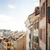 Photo de bâtiments colorés avec volets dans une ville européenne pittoresque, idéale pour le glamping.