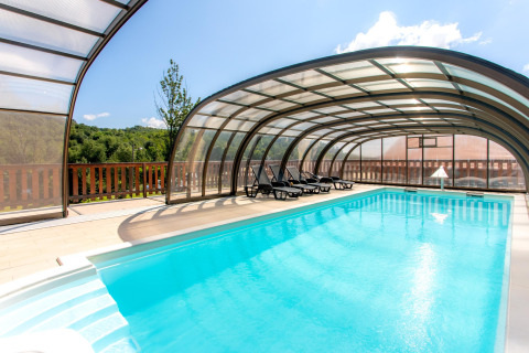 Piscina cubierta con tumbonas en Boutique Camping Heart of Nature, un parque vacacional en Karlovac, Croacia.
