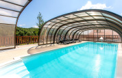 Overdækket swimmingpool med liggestole ved Boutique Camping Heart of Nature-feriepark i Karlovac, Kroatien.