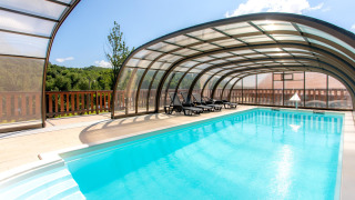 Piscina cubierta con tumbonas en Boutique Camping Heart of Nature, un parque vacacional en Karlovac, Croacia.