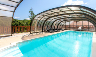 Piscina cubierta con tumbonas en Boutique Camping Heart of Nature, un parque vacacional en Karlovac, Croacia.