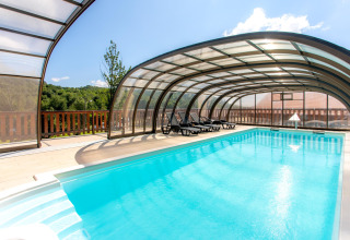 Piscina cubierta con tumbonas en Boutique Camping Heart of Nature, un parque vacacional en Karlovac, Croacia.