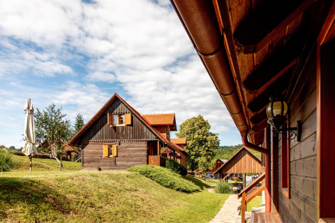 Houten chalets met rode daken in Boutique Camping Heart of Nature, vakantiepark te Karlovac, Kroatië.
