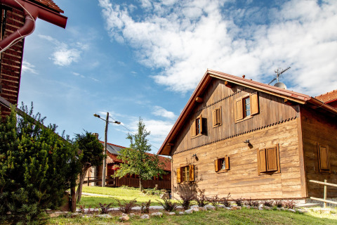 Houten chalet met tuin bij Boutique Camping Heart of Nature vakantiepark in Karlovac, Kroatië.