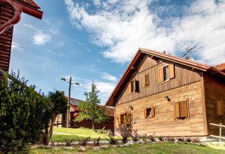 Houten chalet met tuin bij Boutique Camping Heart of Nature vakantiepark in Karlovac, Kroatië.