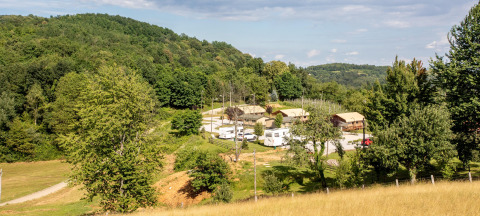 Zicht op glooiende heuvels en bos met huisjes en campers nabij Gorica Lipnička, Karlovac, Kroatië.