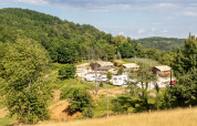 Vue sur des collines et une forêt avec habitations et camping-cars près de Gorica Lipnička, Karlovac, Croatie.