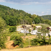 Vista de colinas y bosque con casas pequeñas y caravanas cerca de Gorica Lipnička, Karlovac, Croacia.