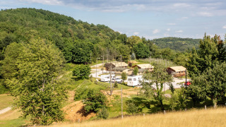 Uitzicht op heuvels en bos met huisjes en campers bij Gorica Lipnička, Karlovac, Kroatië, in de zomer.