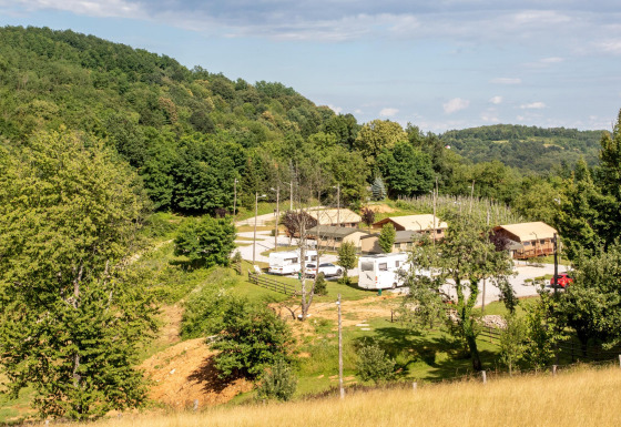 Landschaft mit Hügeln, Wald und kleinen Gebäuden nahe Gorica Lipnička, Karlovac, Kroatien, im Sommer.
