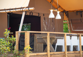 Tienda safari Desert Lodge en Boutique Camping Heart of Nature, Croacia, con terraza de madera y lámparas.