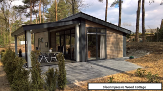 Cabaña Wood Cottage en Holiday park De Witte Berg, Países Bajos, con terraza y entorno natural de bosques.