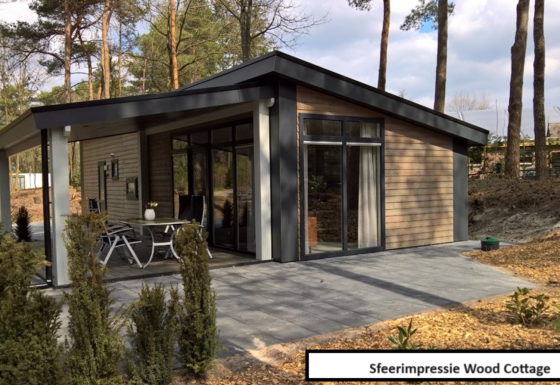 Cabaña Wood Cottage en Holiday park De Witte Berg, Países Bajos, con terraza y entorno natural de bosques.