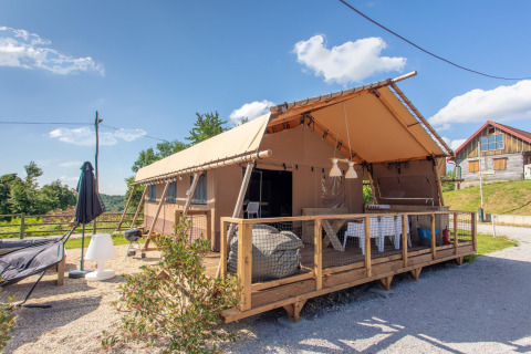 Tienda safari Desert Lodge en Boutique Camping Heart of Nature en Croacia, con terraza de madera y vistas bonitas.
