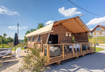 Tienda safari Desert Lodge en Boutique Camping Heart of Nature en Croacia, con terraza de madera y vistas bonitas.