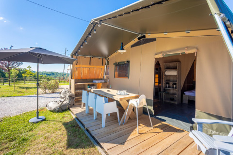 Tienda safari Desert Lodge con terraza de madera y comedor exterior en Boutique Camping Heart of Nature, Croacia.