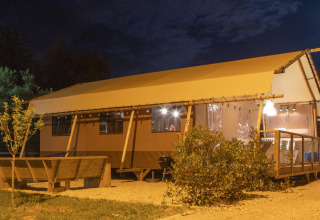 Tienda safari Desert Lodge en Boutique Camping Heart of Nature en Croacia, iluminada por la noche.