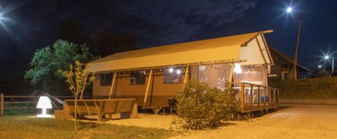 Tienda safari Desert Lodge en Boutique Camping Heart of Nature en Croacia, iluminada por la noche.