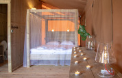 Komfortables Schlafzimmer im Desert Lodge Safari-Zelt, Boutique Camping Heart of Nature, Kroatien.