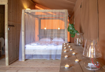 Komfortables Schlafzimmer im Desert Lodge Safari-Zelt, Boutique Camping Heart of Nature, Kroatien.