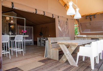 Interior de la tienda safari Desert Lodge con muebles de madera y comedor en Heart of Nature, Croacia.