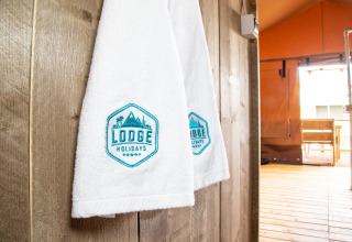 Hvide håndklæder med 'Lodge Holidays' logo i et safari telt hos Desert Lodge, Boutique Camping Heart of Nature, Kroatien.