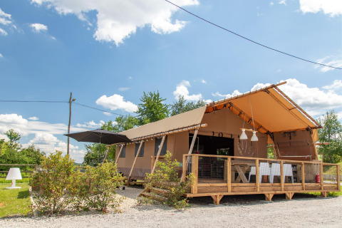 Tenda safari Desert Lodge al Boutique Camping Heart of Nature in Croazia con veranda in legno all'esterno.
