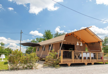 Tienda safari Desert Lodge en Boutique Camping Heart of Nature en Croacia con terraza de madera exterior.
