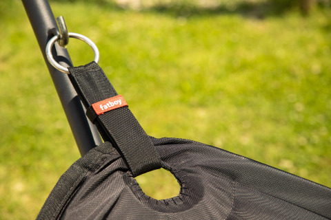 Primer plano de una hamaca negra Fatboy en soporte metálico, tomada en la tienda Desert Lodge en Croacia.