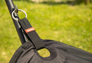 Primer plano de una hamaca negra Fatboy en soporte metálico, tomada en la tienda Desert Lodge en Croacia.