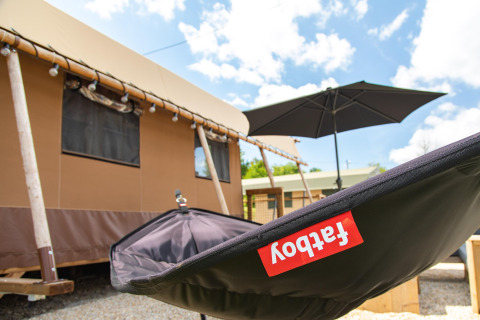 Udendørs udsigt over safari-teltet Desert Lodge med afslappende Fatboy stol, Boutique Camping Heart of Nature, Kroatien.