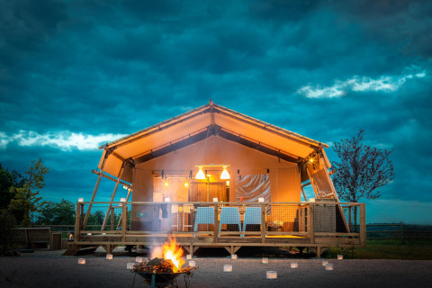 Safari tent Desert Lodge bij Boutique Camping Heart of Nature in Kroatië, sfeervol verlicht 's avonds.