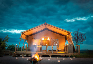 Safari tent Desert Lodge bij Boutique Camping Heart of Nature in Kroatië, sfeervol verlicht 's avonds.