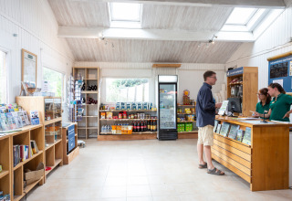 Receptie en winkel van Huttopia Noirmoutier met gasten en personeel in Pays de la Loire, Frankrijk.