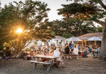 Buiten tafelen en gezelligheid bij zonsondergang in Huttopia Ars-en-Ré, Nouvelle-Aquitaine, Frankrijk.