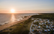 Solnedgang over en campingplads ved stranden på Huttopia Ars-en-Ré, Nouvelle-Aquitaine, Frankrig.