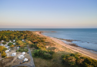 Kystnært campingområde nær Ars-en-Ré i Nouvelle-Aquitaine, Frankrig med havudsigt og grønne omgivelser.