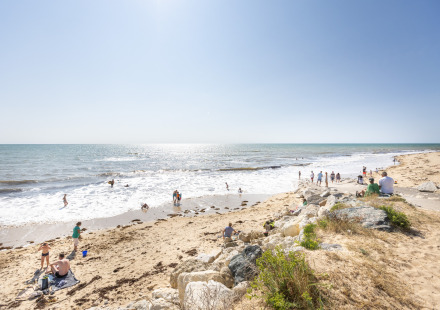 Mensen genieten van een zonnige stranddag bij Ars-en-Ré, Nouvelle-Aquitaine, Frankrijk, aan zee.