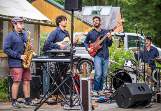 Liveband optræder udendørs ved Huttopia Lac de Sillé feriepark i Pays de la Loire, Frankrig.