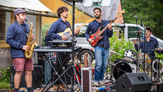 Banda en vivo actuando al aire libre en Huttopia Lac de Sillé, parque vacacional en Pays de la Loire, Francia.