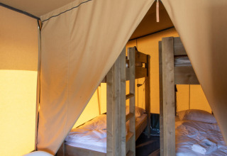 Innenansicht des Safari-Zelts Base Lodge mit Etagenbetten bei Boutique Camping Heart of Nature in Kroatien.