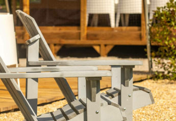 Dos tumbonas grises de madera en el safari tent Base Lodge de Boutique Camping Heart of Nature en Croacia.