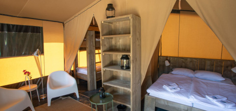 Innenansicht eines Safari-Zeltes der Base Lodge im Boutique Camping Heart of Nature, Kroatien, mit Doppelbett.